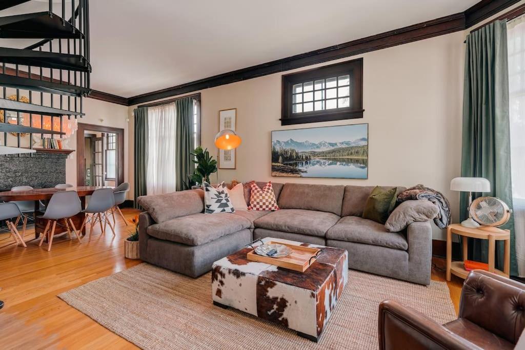 Luxury Craftsman Home in Mission with sauna & gym, Calgary (updated