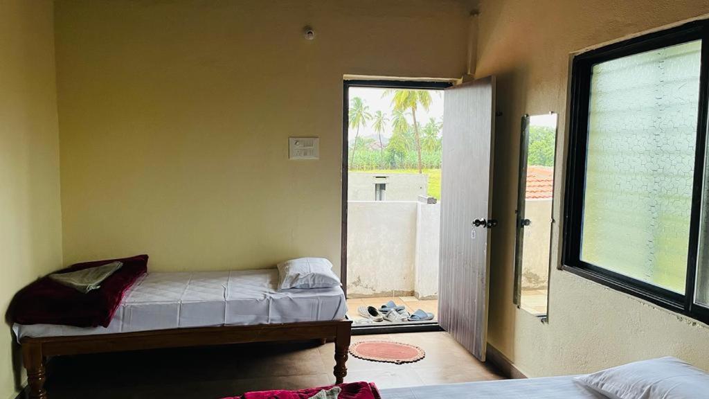 Letto o letti in una camera di Greenstone Resort Hampi
