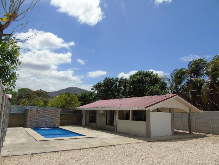 布拉斯利托的住宿－Conchal Maquito House，一座带游泳池和屋顶的房子