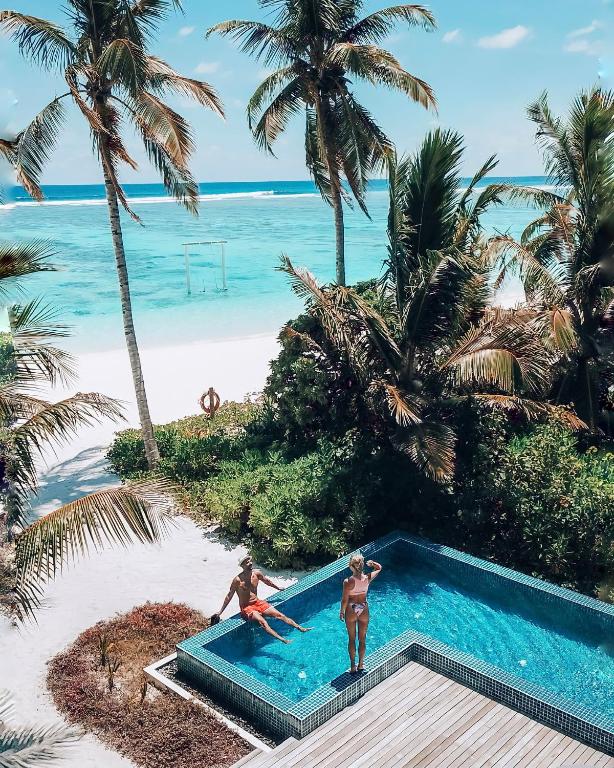 Bazén v ubytování Radisson Blu Resort Maldives with 50 percent off on Sea Plane round trip 03 nights & above nebo v jeho okolí