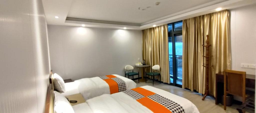 Postel nebo postele na pokoji v ubytování Sky Garden Hotel