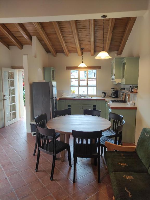 a kitchen and dining room with a table and chairs at Casa Colonial "Dulce Hogar" in Baños