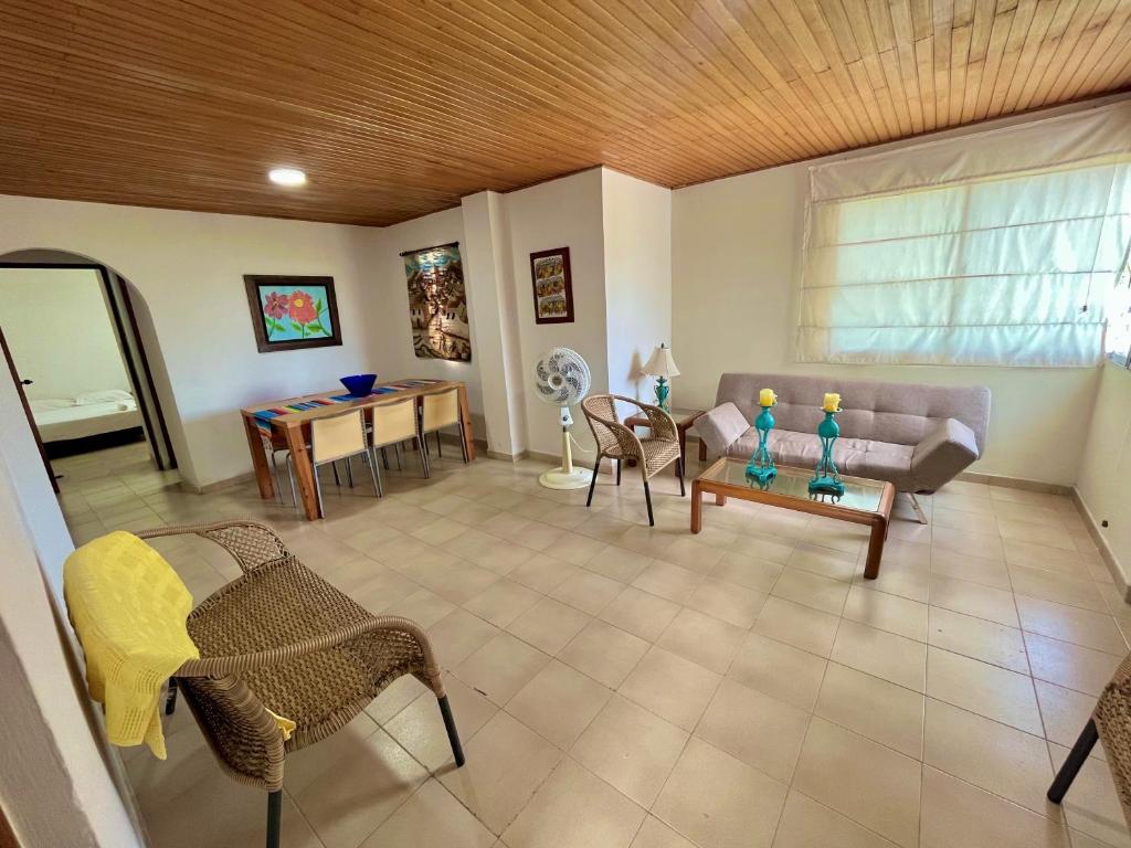 een woonkamer met een bank en een tafel bij Excelente apto cerca al mar in Cartagena