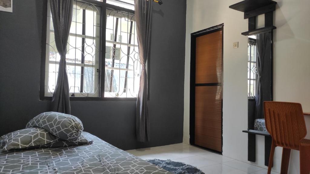 Karanganyar的住宿－Babemhome，一间卧室配有一张带枕头和窗户的床