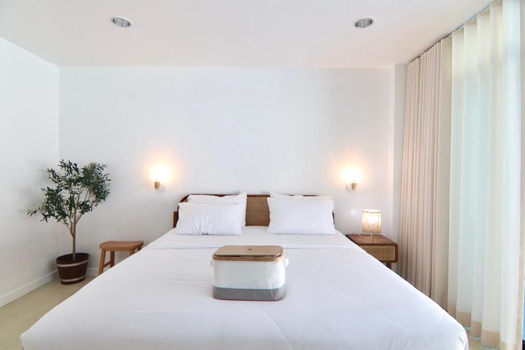 Ένα ή περισσότερα κρεβάτια σε δωμάτιο στο Beachfront Deluxe pool access room one-minute walk to Wonnapha beach