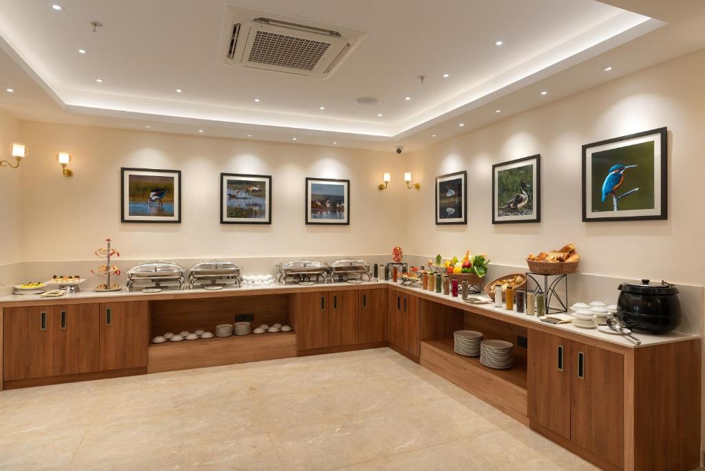 Kuchyň nebo kuchyňský kout v ubytování Cozzet Victoria Hotel