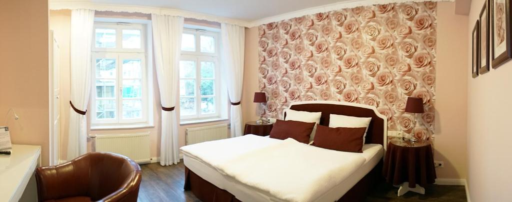 Postel nebo postele na pokoji v ubytování Rein Klassik Hotel