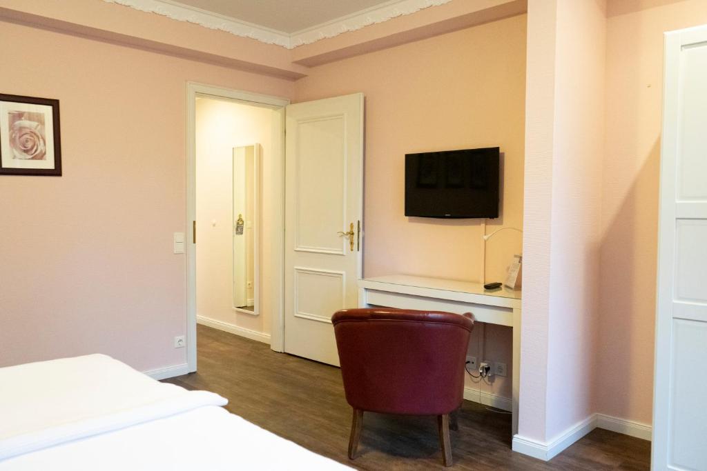TV a/nebo společenská místnost v ubytování Rein Klassik Hotel