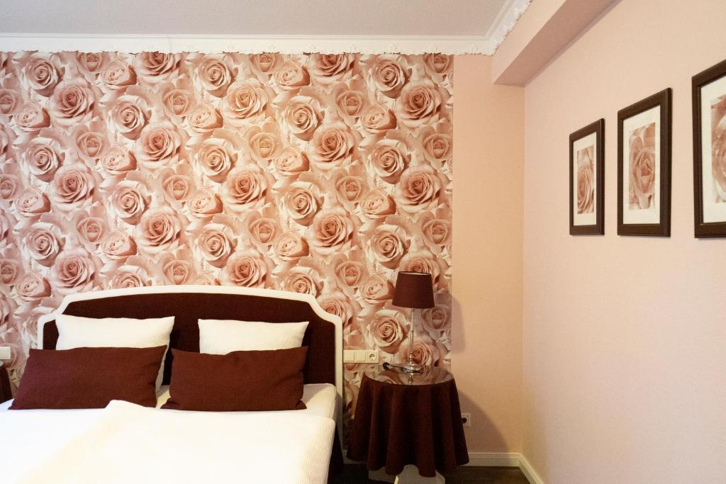 Postel nebo postele na pokoji v ubytování Rein Klassik Hotel
