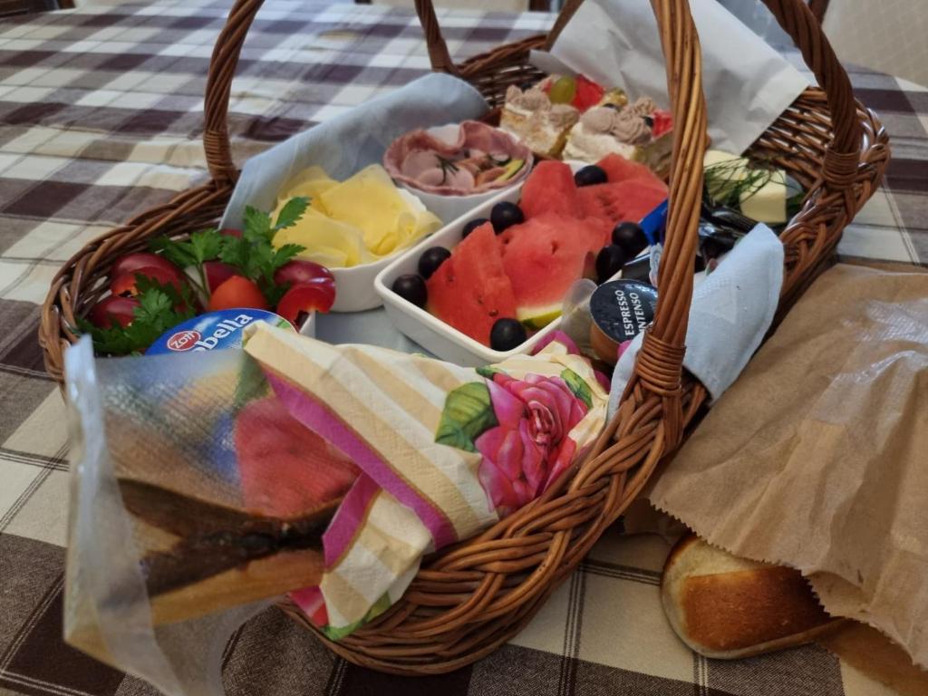Jedlo v apartmánovom hoteli alebo blízkom okolí