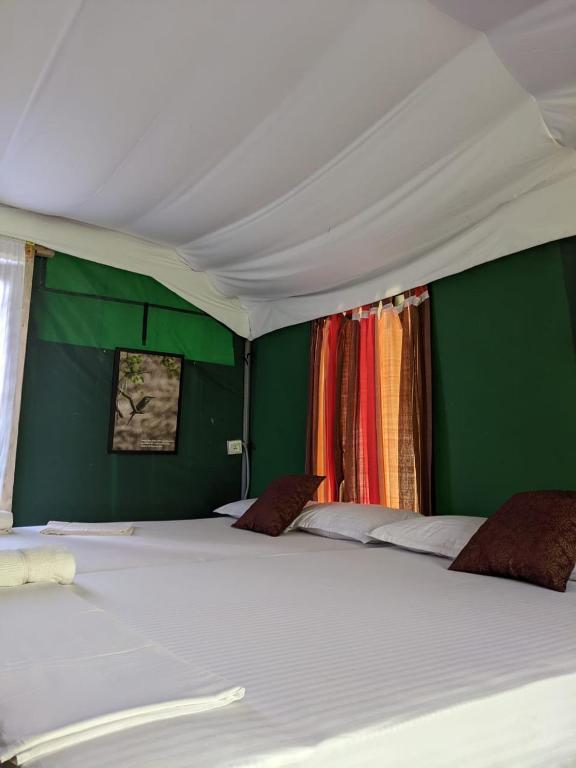 Postel nebo postele na pokoji v ubytování Nirvaan Safari Lodge