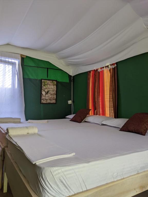 Postel nebo postele na pokoji v ubytování Nirvaan Safari Lodge