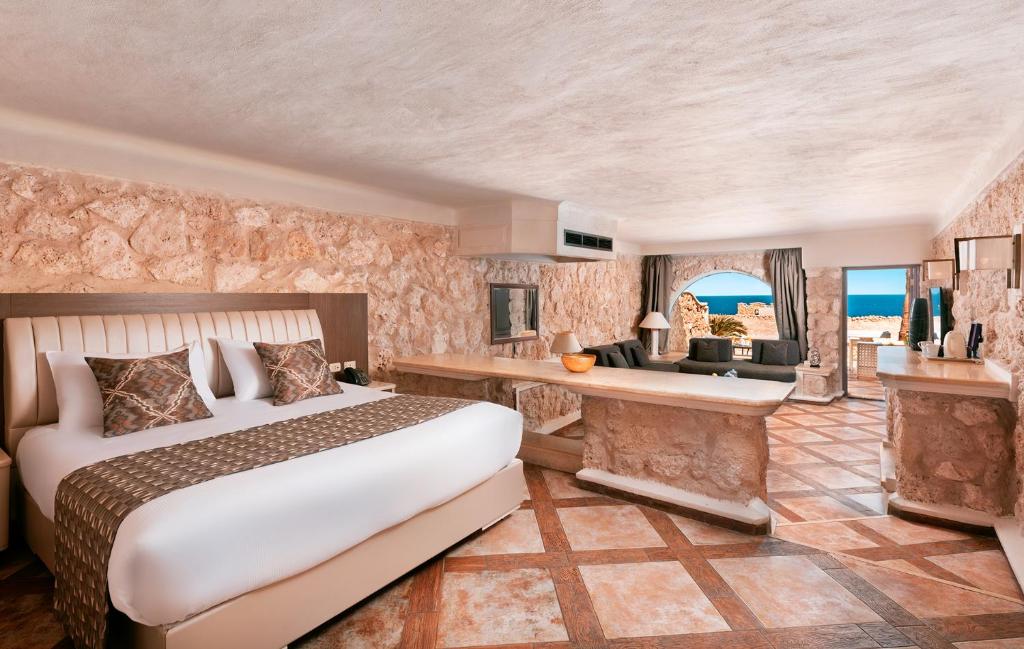 Postel nebo postele na pokoji v ubytování Pickalbatros Citadel Resort Sahl Hasheesh