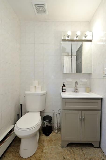 انبار گرم 3 BR در نزدیکی میدان تایمز, آژانس هواپیمایی آسمان سپید