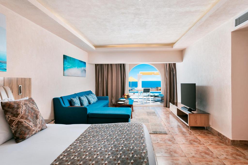 TV a/nebo společenská místnost v ubytování Pickalbatros Citadel Resort Sahl Hasheesh