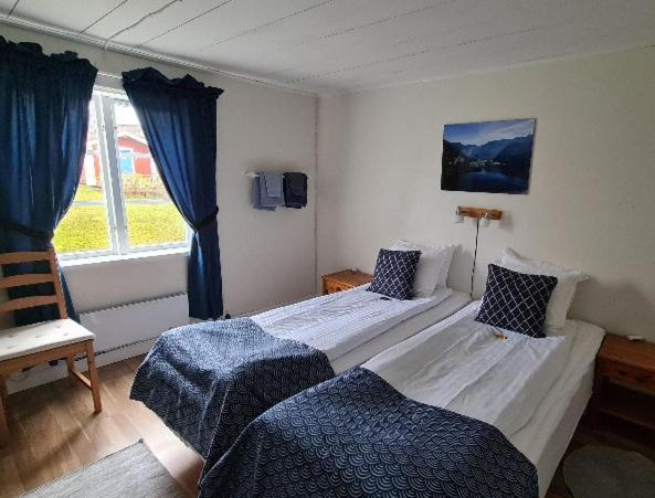 1 dormitorio con 2 camas y ventana en B&B Parkgården Leksand, en Leksand