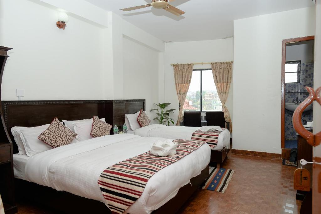 Postel nebo postele na pokoji v ubytování Hotel Admire Pokhara Pvt. Ltd.