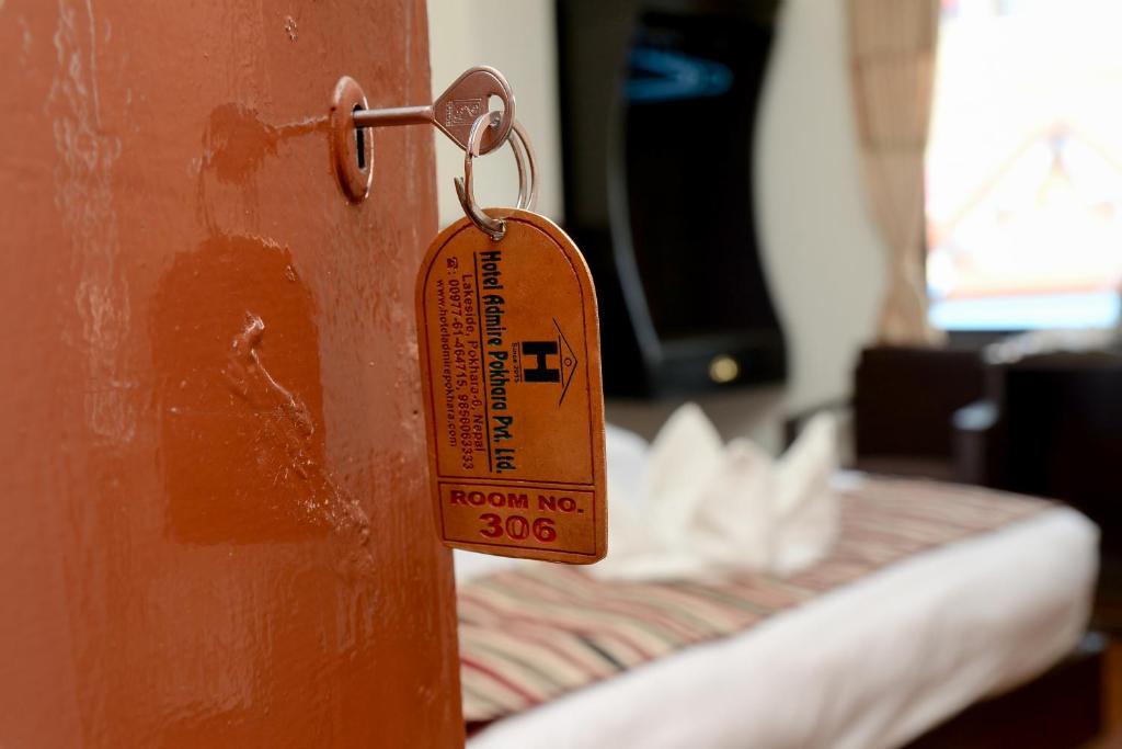 Postel nebo postele na pokoji v ubytování Hotel Admire Pokhara Pvt. Ltd.