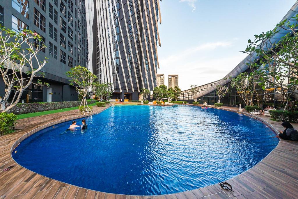 a large blue pool in a city with buildings at Zen-Inspired Duplex Luxury 6Pax, Arte Mont Kiara by Verano in Kuala Lumpur