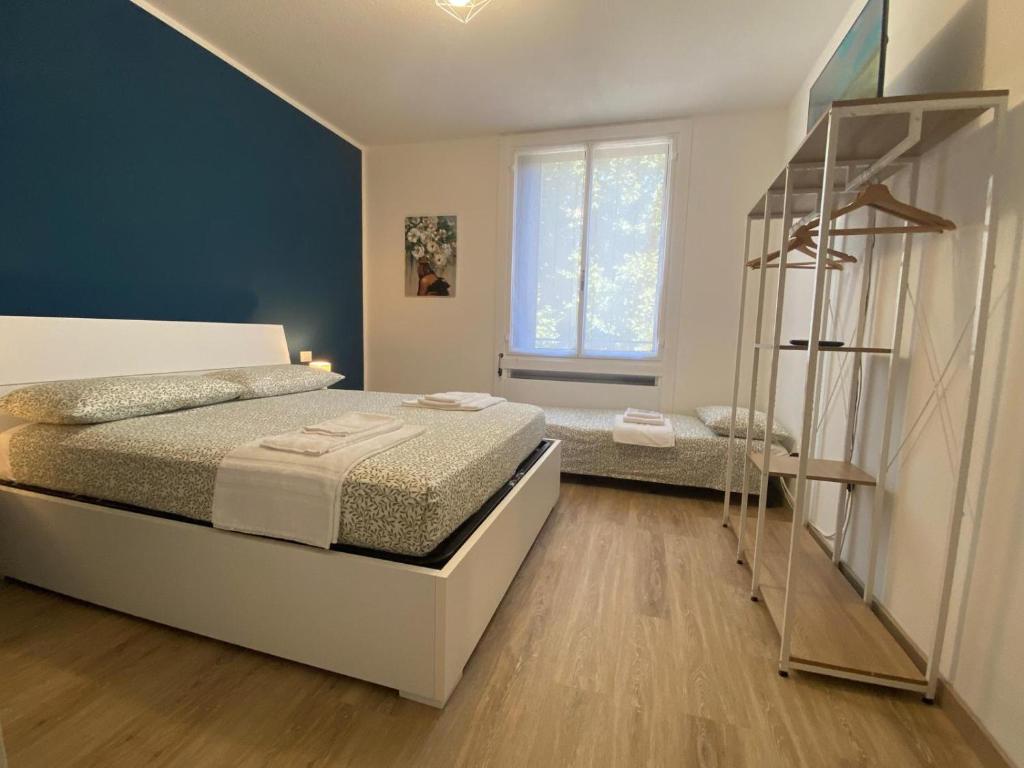 1 dormitorio con cama y escalera junto a una ventana en Basiglio - Residenza Sorgente en Basiglio
