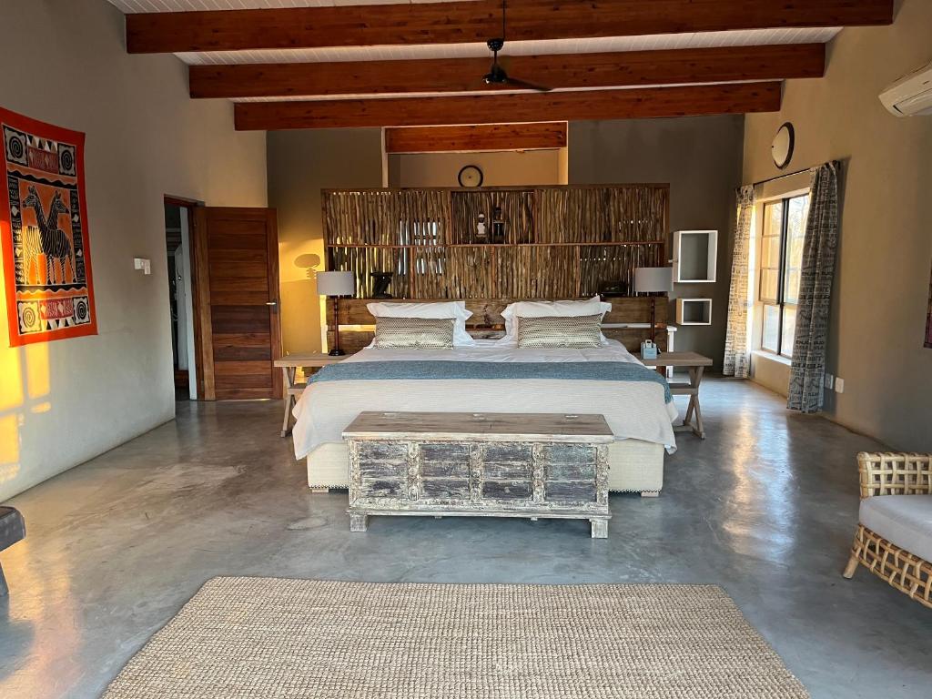 1 dormitorio con 1 cama grande en una habitación en Mananga Bush Villa, en Skukuza