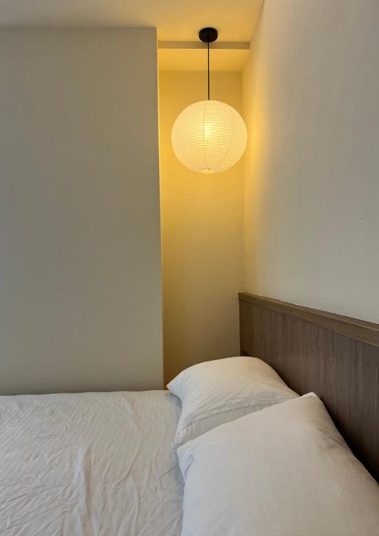 Postel nebo postele na pokoji v ubytování 小隱居Hermit Dorm-聖雄商旅