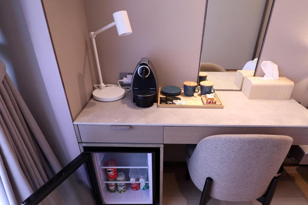 Comodidades para preparar café e chá em Hotel PJ Myeongdong