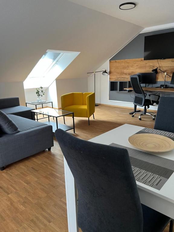sala de estar con sofá, sillas y mesa en New Age Boardinghaus Bad Wimpfen en Bad Wimpfen