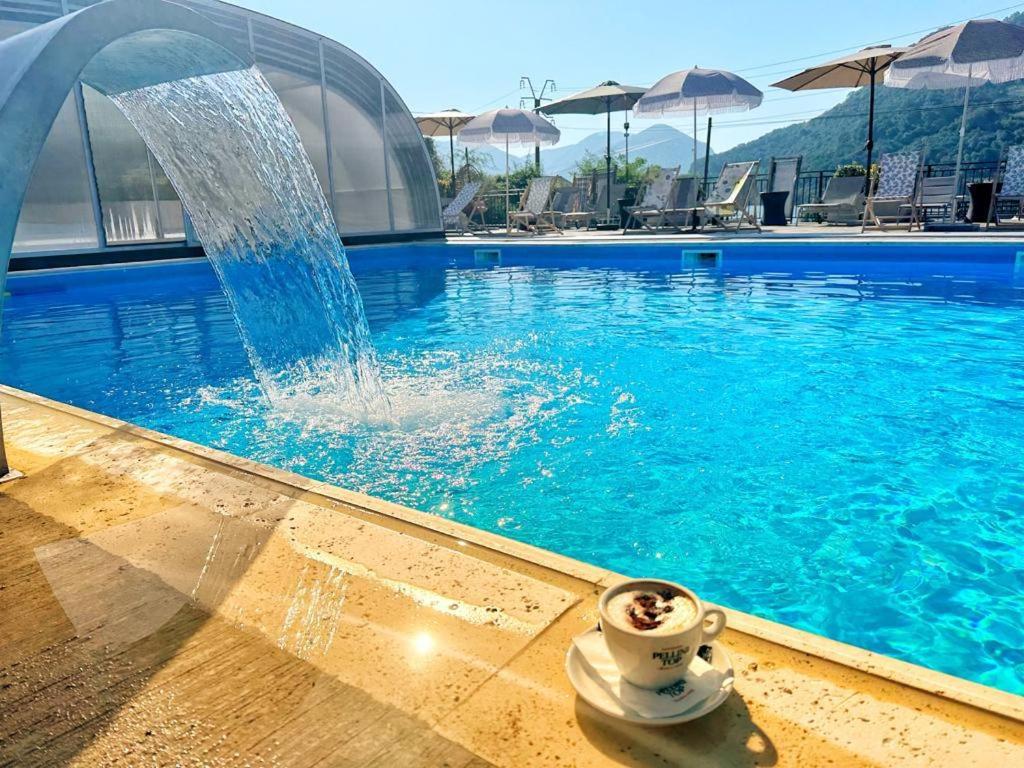 Bazén v ubytování Complex Turistic Cetatea Drencova nebo v jeho okolí