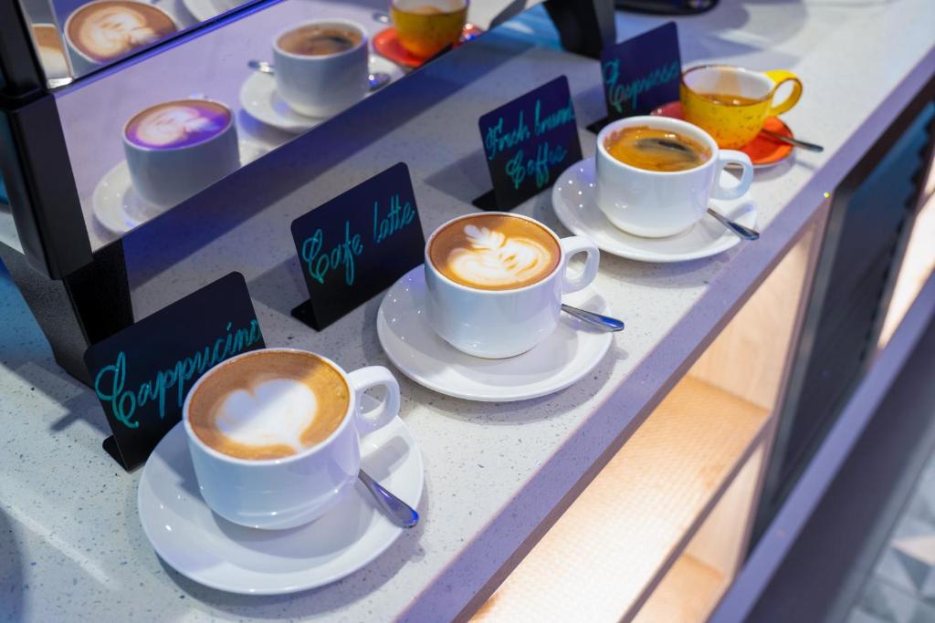 Příslušenství pro přípravu čaje a kávy v ubytování The Waterfront Hotel Kuching