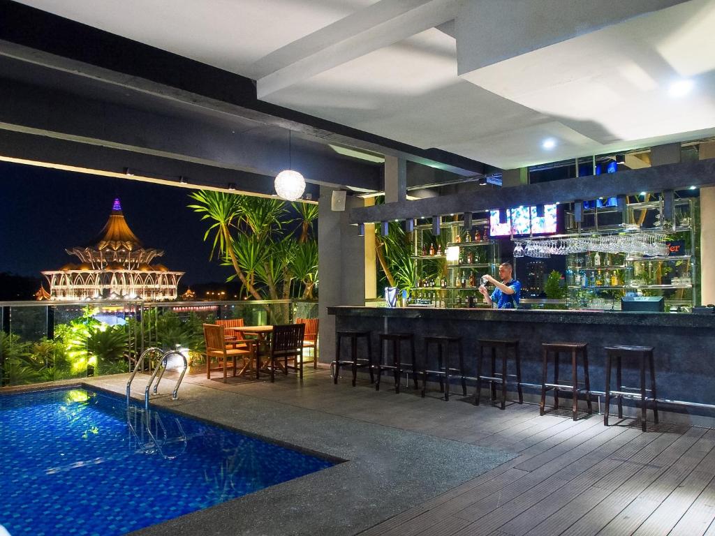 Bazén v ubytování The Waterfront Hotel Kuching nebo v jeho okolí