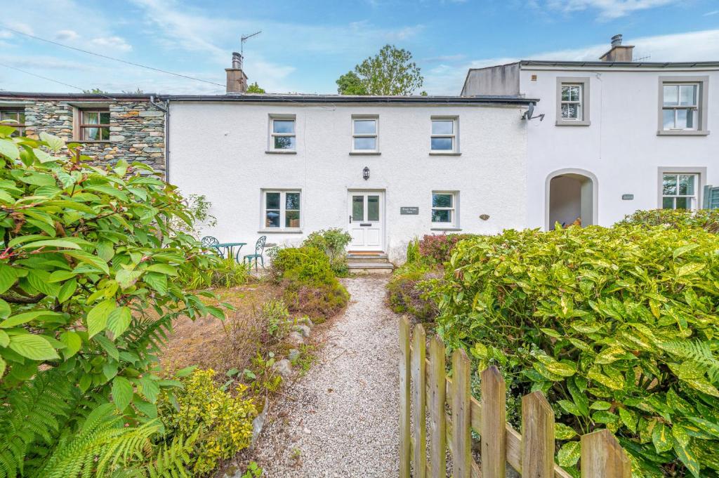 Taman di luar Knott House Farm