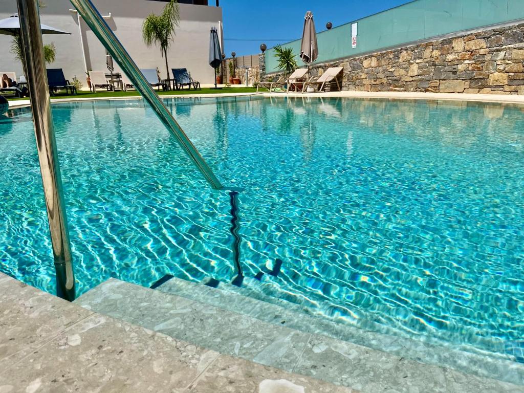 Bazén v ubytování Luxury Suites in Stavromenos nebo v jeho okolí