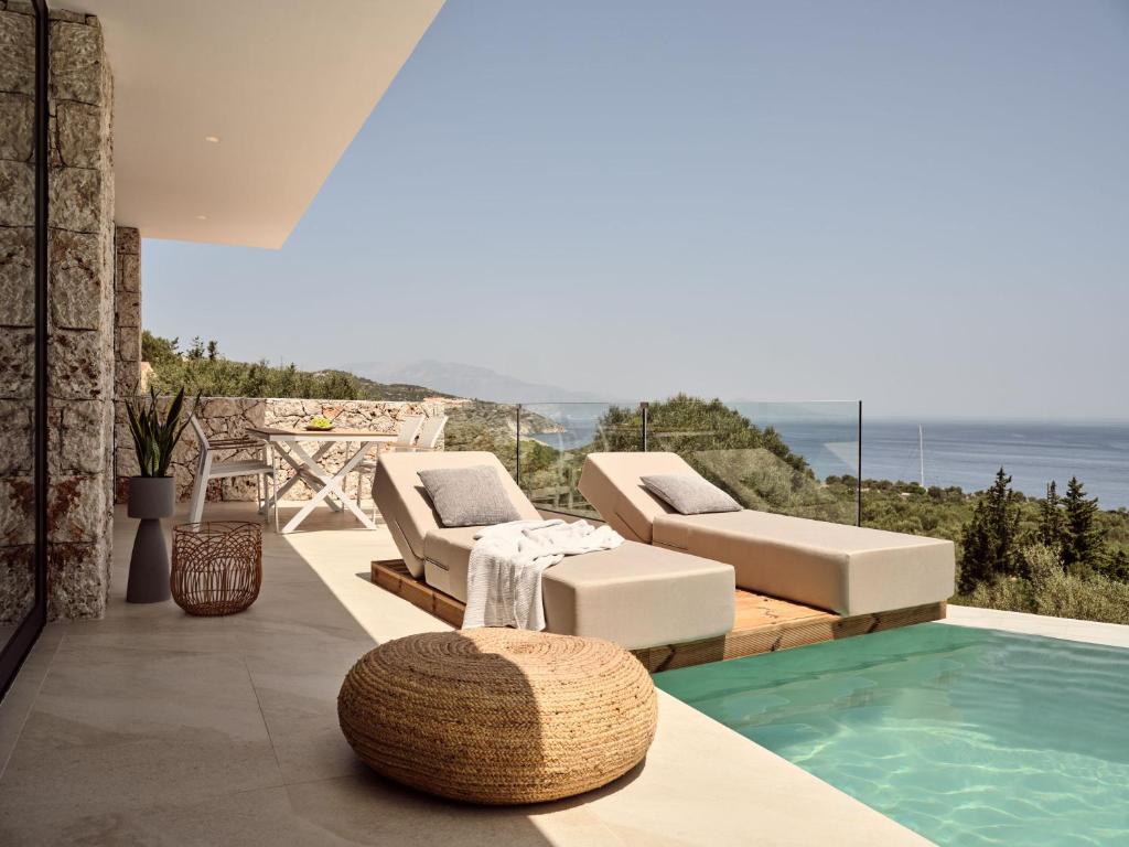 een villa met een zwembad en uitzicht op de oceaan bij The Sall Suites - Complex B in Agios Nikolaos