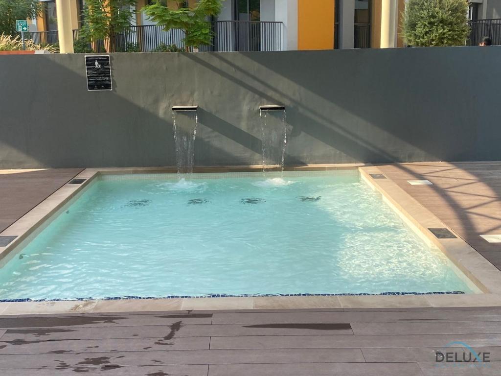 Bazén v ubytování Tranquil 2BR with Assistant Room at Mesk 1 Midtown Dubai Production City by Deluxe Holiday Homes nebo v jeho okolí