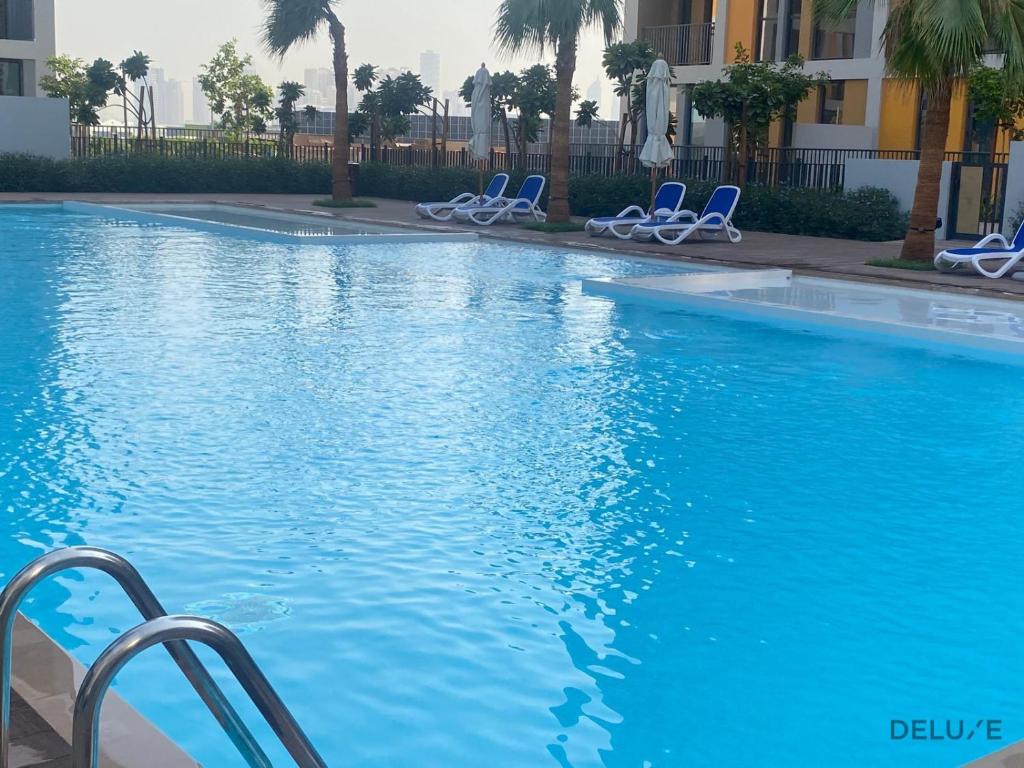Bazén v ubytování Tranquil 2BR with Assistant Room at Mesk 1 Midtown Dubai Production City by Deluxe Holiday Homes nebo v jeho okolí