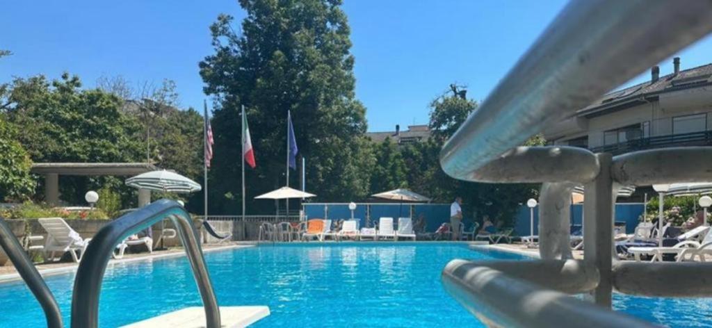 Bazén v ubytování Mondial Park Hotel nebo v jeho okolí