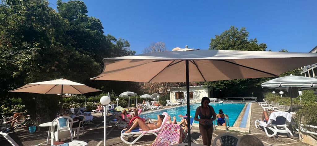 Bazén v ubytování Mondial Park Hotel nebo v jeho okolí