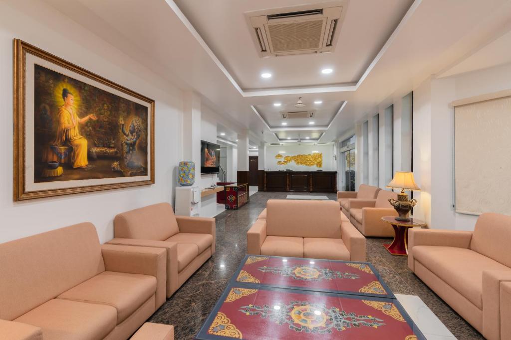 Lobbyen eller receptionen på Hotel Ratnasambhava