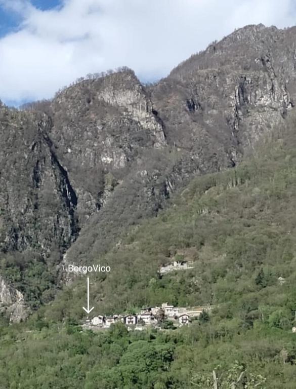 Nespecifikovaný výhled na hory nebo výhled na hory při pohledu z prázdninového domu