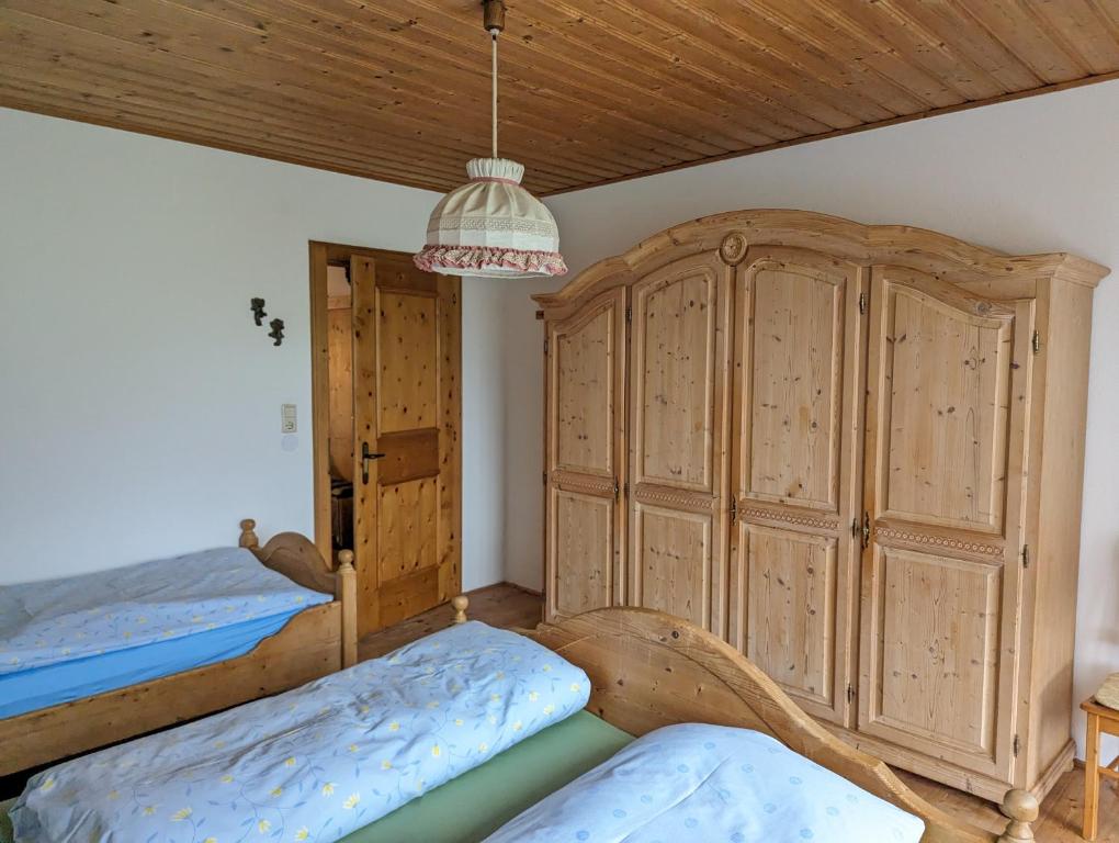 Posteľ alebo postele v izbe v ubytovaní Neuschwendterhof