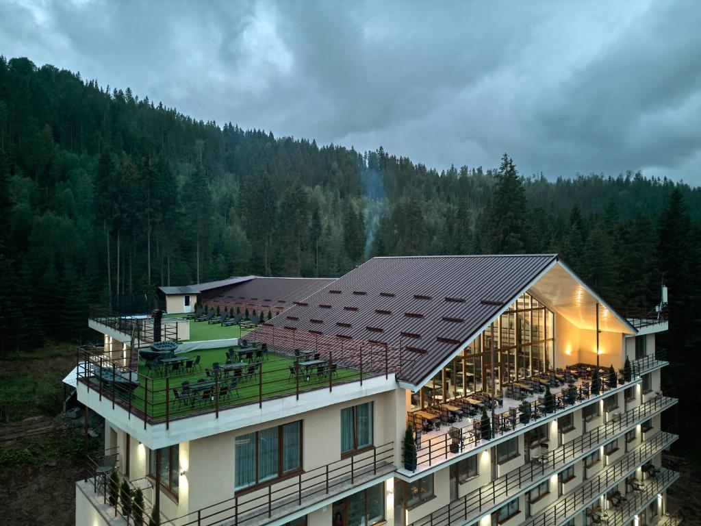 Nespecifikovaný výhled na hory nebo výhled na hory při pohledu z hotelu