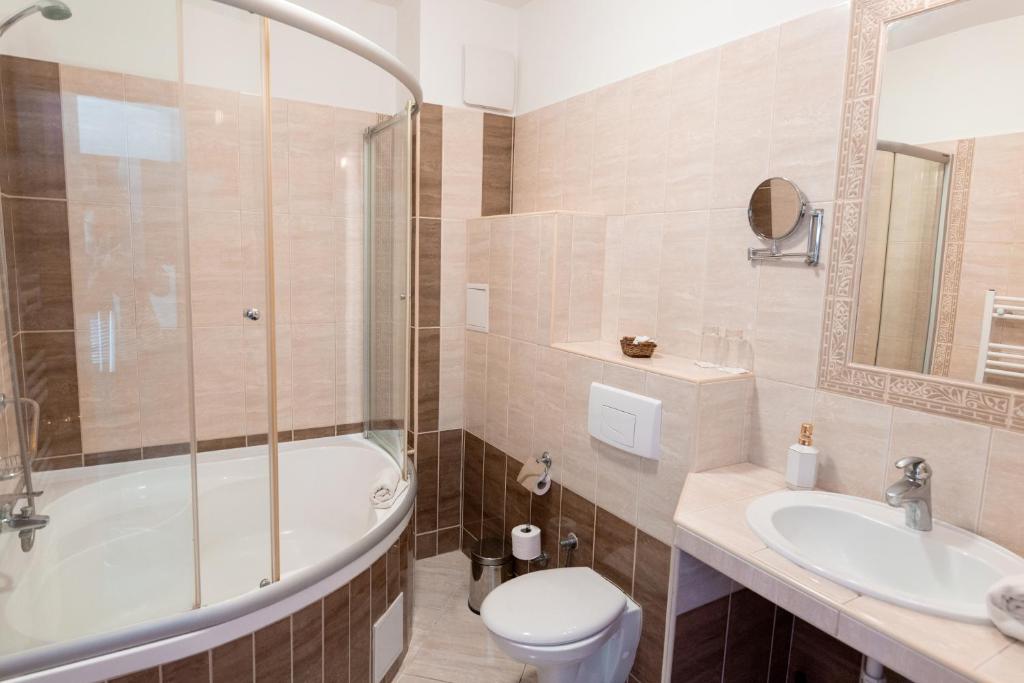 Koupelna v ubytování Aphrodite Hotel
