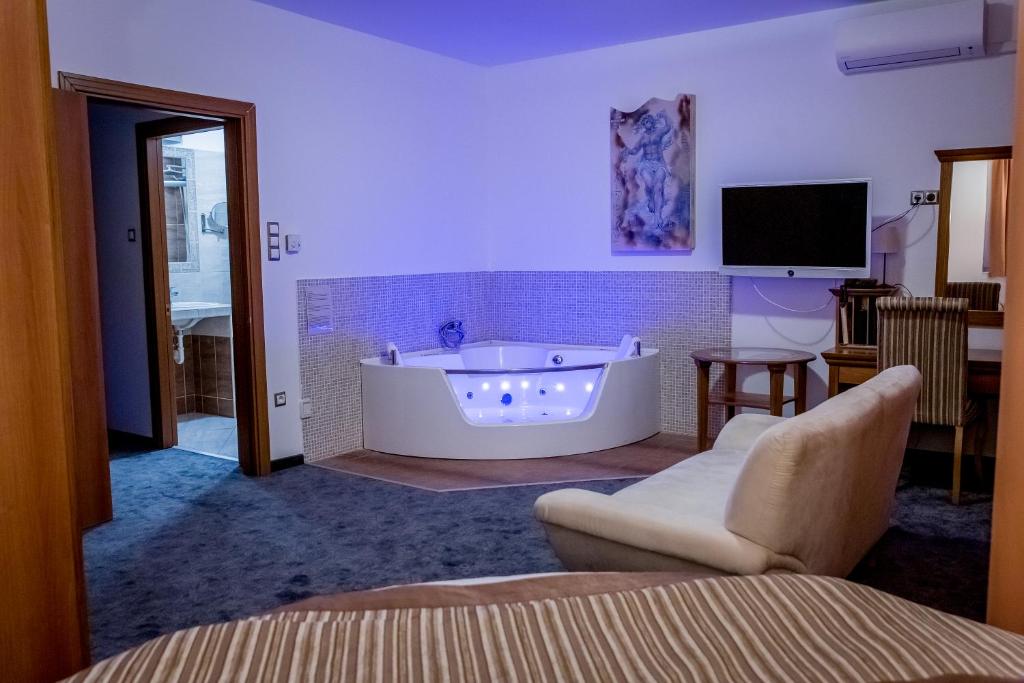 Aphrodite Hotel - King Room With Spa Bath