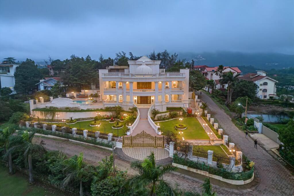KhandālaにあるStayscape The Mansion 6BHK Pure Veg Lonavalaの庭園付きの大家の空中風景