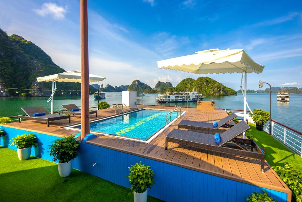 una piscina en la terraza de un crucero en Aqua Of The Seas Cruise Halong, en Ha Long