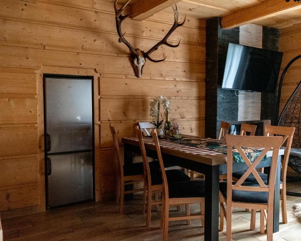 Televízia a/alebo spoločenská miestnosť v ubytovaní Domek Parzenica z balia