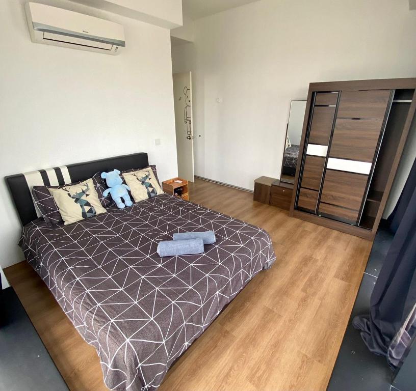 Llit o llits en una habitació de REVOAurora PLACE-2room-bukit jalil-5pax-pavilion2-C29