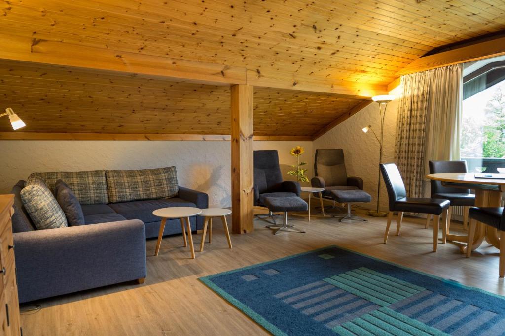 een woonkamer met een bank, stoelen en een tafel bij Ferienwohnung Jahn in Oberstdorf