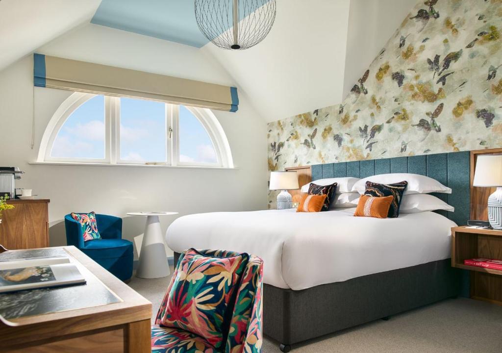 都柏林的住宿－狄倫酒店，一间卧室设有一张大床和一个窗户。